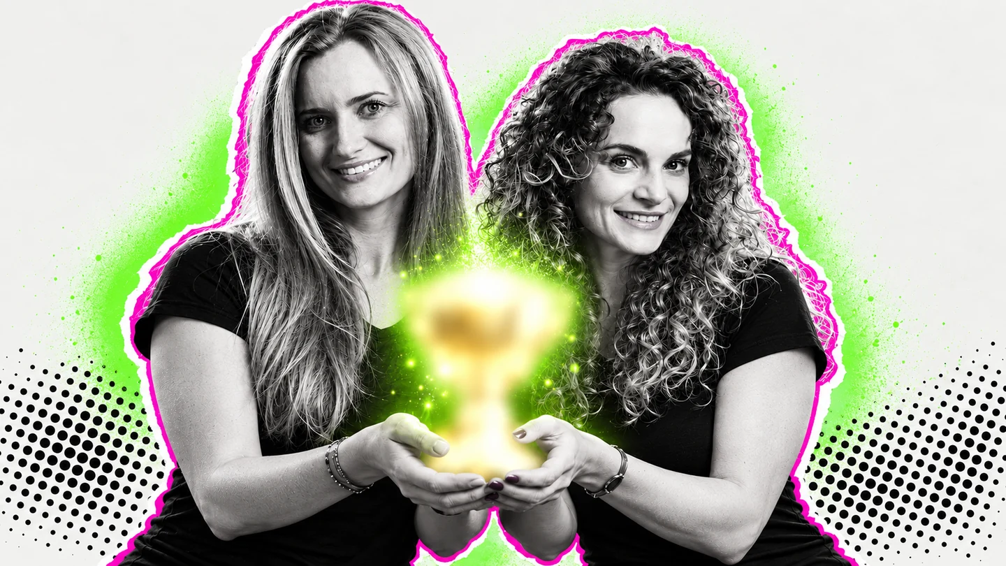 Inszenierte Collage: Victoria und Steph halten gemeinsam ein geheimnisvoll leuchtendes, unscharf verborgenes Objekt.